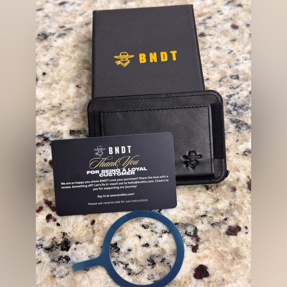 MAGSAFE BLACK LEATHER WALLET BNDT LA BRAND - Picture 3 of 6